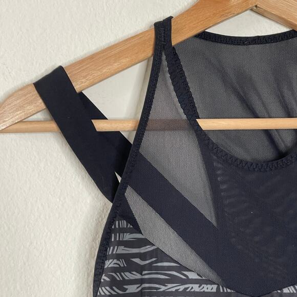 LULULEMON RUNNING IN THE CITY TANK STRIPE  BLACK GRAY MESH BRA top size 6 - Picture 4 of 6